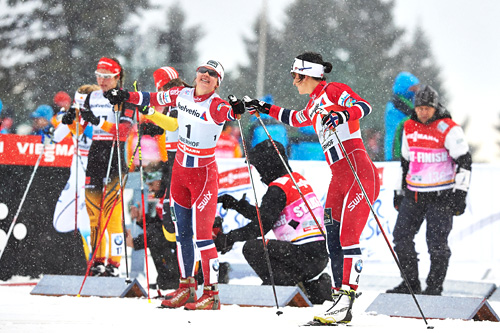 Marit Bjørgen, nærmest kamera, og Ingvild Flugstad Østberg står på startstreken under 2. etappe i Tour de Ski i Oberhof i desember 2013. Foto: Felgenhauer/NordicFocus. Marit Bjørgen, nærmest kamera, og Ingvild Flugstad Østberg står på startstreken under 2. etappe i Tour de Ski i Oberhof i desember 2013. Foto: Felgenhauer/NordicFocus.