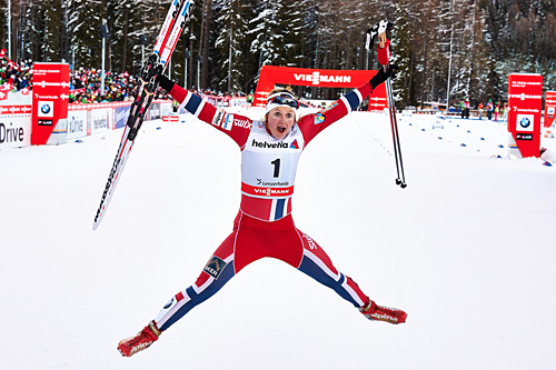 En hoppende glad Ingvild Flugstad Østberg har akkurat vunnet 3. etappe av Tour de Ski 2013/2014, fristilssprinten i Lenzerheide. Foto: Felgenhauer/NordicFocus. En hoppende glad Ingvild Flugstad Østberg har akkurat vunnet 3. etappe av Tour de Ski 2013/2014, fristilssprinten i Lenzerheide. Foto: Felgenhauer/NordicFocus.