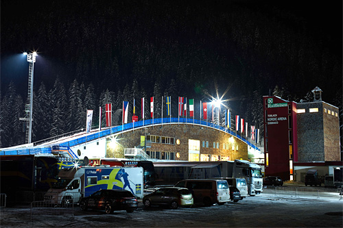 Arenaen i Toblach i mørkets timer rett før det ble konkurrert i jaktstart på Tour de Ski 2013/2014 sin 5. etappe. Foto: Felgenhauer/NordicFocus. Arenaen i Toblach i mørkets timer rett før det ble konkurrert i jaktstart på Tour de Ski 2013/2014 sin 5. etappe. Foto: Felgenhauer/NordicFocus.