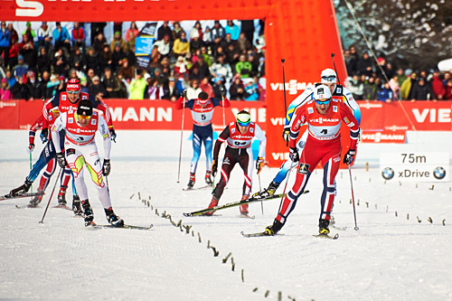 Petter Northug jr. (t.h.) spurter fra Alex Harvey (t.v.) og de andre i kampen om 2.-plassen på jaktstarten fra Cortina til Toblach som var femte etappe av Tour de Ski 2013/2014. Foto: Felgenhauer/NordicFocus. Petter Northug jr. (t.h.) spurter fra Alex Harvey (t.v.) og de andre i kampen om 2.-plassen på jaktstarten fra Cortina til Toblach som var femte etappe av Tour de Ski 2013/2014. Foto: Felgenhauer/NordicFocus.