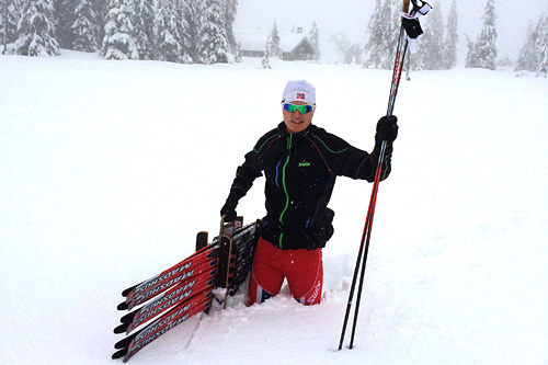 Henrik Johnsen i Swix sitt service-apparat på jobb med testing av ski og smøring under norgescupen for juniorer i Nybygda helt i starten av 2014. Foto: Swix Sport. Henrik Johnsen i Swix sitt service-apparat på jobb med testing av ski og smøring under norgescupen for juniorer i Nybygda helt i starten av 2014. Foto: Swix Sport.