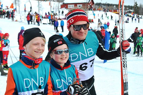 Øystein Pølsa Pettersen, sammen med to unge talenter, i Langrennscross på Skeikampen langfredag 2013. Arrangørfoto. Øystein Pølsa Pettersen, sammen med to unge talenter, i Langrennscross på Skeikampen langfredag 2013. Arrangørfoto.