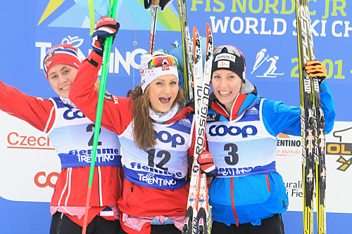 Medaljejentene på fellesstart med skibytte under U23-VM i Val di Fiemme 2014. Fra venstre: Ragnhild Haga (2), Martine Ek Hagen (1) og Teresa Stadlober (3). Foto: Erik Borg. Medaljejentene på fellesstart med skibytte under U23-VM i Val di Fiemme 2014. Fra venstre: Ragnhild Haga (2), Martine Ek Hagen (1) og Teresa Stadlober (3). Foto: Erik Borg.