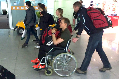 Jerry Ahrlin på vei hjem fra König Ludwig Lauf i rullestol etter fall på grunn av sikksakk-gåing mellom mosjonister i løpets sluttfase. Foto: Team Centric. Jerry Ahrlin på vei hjem fra König Ludwig Lauf i rullestol etter fall på grunn av sikksakk-gåing mellom mosjonister i løpets sluttfase. Foto: Team Centric.