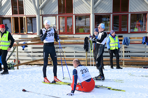 Topptrioen i Skardilten 2014. Vinner Leif Harald Sættem til venstre, stakeren Frode Nakken nede i midten og Magnus Eriksson til høyre. Arrangørfoto. Topptrioen i Skardilten 2014. Vinner Leif Harald Sættem til venstre, stakeren Frode Nakken nede i midten og Magnus Eriksson til høyre. Arrangørfoto.