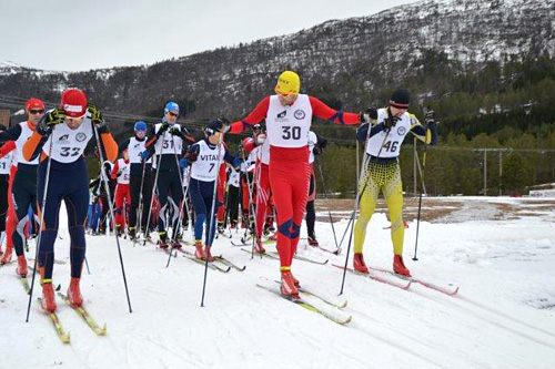 Startfeltet i Tverrfjelldilten 2014. I fremste rekkje Asgeir Årdal, André Haugsbø og Roger Lillestøl. Foto: Margunn Hjelmeset. Startfeltet i Tverrfjelldilten 2014. I fremste rekkje Asgeir Årdal, André Haugsbø og Roger Lillestøl. Foto: Margunn Hjelmeset.