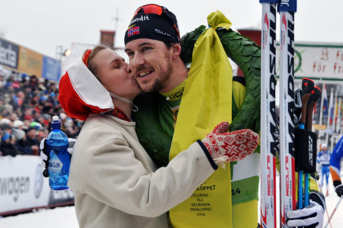John Kristian Dahl får seierskysset av kranskullan Lisa Englund etter at han vant Vasaloppet 2014. Foto: Madshus. John Kristian Dahl får seierskysset av kranskullan Lisa Englund etter at han vant Vasaloppet 2014. Foto: Madshus.