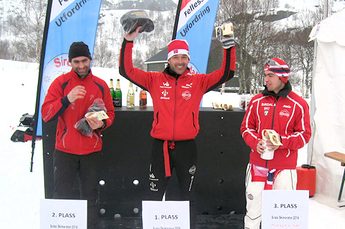 Herrenes seierspall i Sirdal Skimaraton 2014. Fra venstre: Lars Sigve Oftedal (2. plass), Torgeir Nevland (1) og Tor Jøran Ravndal (3). Arrangørfoto. Herrenes seierspall i Sirdal Skimaraton 2014. Fra venstre: Lars Sigve Oftedal (2. plass), Torgeir Nevland (1) og Tor Jøran Ravndal (3). Arrangørfoto.