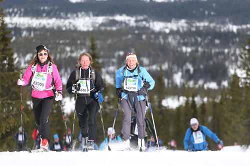 Deltakere i FredagsBirken 2014 på vei mellom Rena og Lillehammer. Selve Birkebeinerrennet dagen derpå ble avlyst grunnet vind og snøfokk. Foto: Geir Olsen/Birken. Deltakere i FredagsBirken 2014 på vei mellom Rena og Lillehammer. Selve Birkebeinerrennet dagen derpå ble avlyst grunnet vind og snøfokk. Foto: Geir Olsen/Birken.