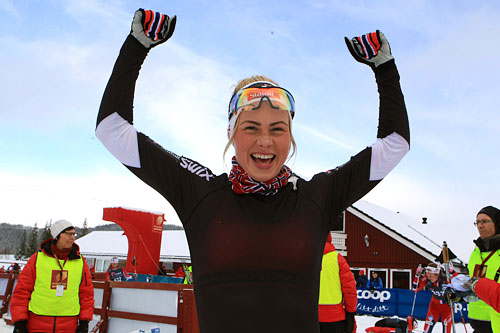 Silje Theodorsen jubler over seier i eldste klasse under junior-NM på Mo i Rana 2014. Distansen var 5 kilometer i fri teknikk. Foto: Erik Borg. Silje Theodorsen jubler over seier i eldste klasse under junior-NM på Mo i Rana 2014. Distansen var 5 kilometer i fri teknikk. Foto: Erik Borg.