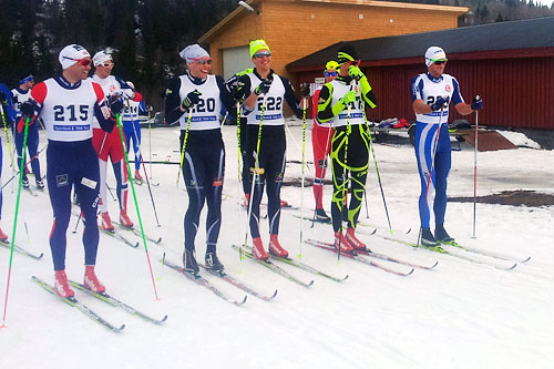 Like før start i Kjerringklumprennet 2014. Fra venstre: Niklas Dyrhaug (215), Tomas Northug (i rekke nr, 2), Andreas Myran Steen (220), Kristian Tettli Rennemo (22), Andres Tettli Rennemo (217) og Petter Northug (223). Arrangørfoto. Like før start i Kjerringklumprennet 2014. Fra venstre: Niklas Dyrhaug (215), Tomas Northug (i rekke nr, 2), Andreas Myran Steen (220), Kristian Tettli Rennemo (22), Andres Tettli Rennemo (217) og Petter Northug (223). Arrangørfoto.