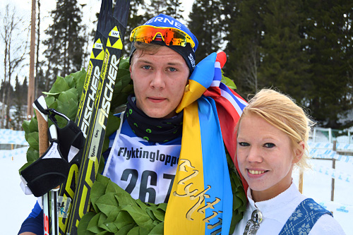 Juniorvinner i Flyktningerennets korte løype, Ole Jørgen Bruvoll, Lierne IL, sammen med kransjente Malin Andersson. Foto: Karl Audun Fagerli/Flyktningerennet. Juniorvinner i Flyktningerennets korte løype, Ole Jørgen Bruvoll, Lierne IL, sammen med kransjente Malin Andersson. Foto: Karl Audun Fagerli/Flyktningerennet.