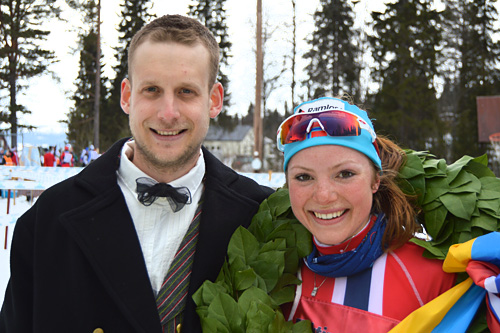 Juniorvinner i Flyktningerennets korte løype, Magni Smedås, Nansen IL, sammen med kransgutt Henrik Liljefjäll. Foto: Karl Audun Fagerli/Flyktningerennet. Juniorvinner i Flyktningerennets korte løype, Magni Smedås, Nansen IL, sammen med kransgutt Henrik Liljefjäll. Foto: Karl Audun Fagerli/Flyktningerennet.