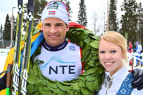 Nicklas Dyrhaug, Tydal IL vant herreklassen i det 44 km Flyktningerennet. Her sammen med kransjente Malin Andersson. Foto: Karl Audun Fagerli/Flyktningerennet. Nicklas Dyrhaug, Tydal IL vant herreklassen i det 44 km Flyktningerennet. Her sammen med kransjente Malin Andersson. Foto: Karl Audun Fagerli/Flyktningerennet.