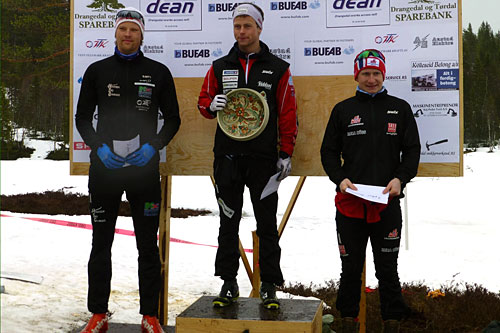 Seierspallen for herrer i Knarren Rundt 2014: f.v. Runar Skaug Mathisen (2), Petter Rinde Øverland (1) og Sindre Tungesvik (3). Foto: Bent Arve Bratås. Seierspallen for herrer i Knarren Rundt 2014: f.v. Runar Skaug Mathisen (2), Petter Rinde Øverland (1) og Sindre Tungesvik (3). Foto: Bent Arve Bratås.