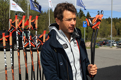 Ole Einar Bjørndalen, som har vunnet tilsammen 27 OL- og VM-gull, mener han kan gå fortere på ski med Exels kurvestaver. Foto: Erik Borg. Ole Einar Bjørndalen, som har vunnet tilsammen 27 OL- og VM-gull, mener han kan gå fortere på ski med Exels kurvestaver. Foto: Erik Borg.