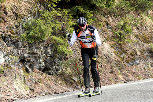 Thomas Alsgaard på vei oppover Minneåsen i Akershus under Team LeasePlan Go sin mai-samling i Nannestad ved Gardermoen 2014. Foto: Geir Nilsen/Langrenn.com. Thomas Alsgaard på vei oppover Minneåsen i Akershus under Team LeasePlan Go sin mai-samling i Nannestad ved Gardermoen 2014. Foto: Geir Nilsen/Langrenn.com.