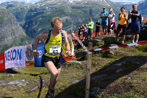 Øyvind Heiberg Sundby stormer her i mål til seier i Kvasshovden Opp 2014. Lørdag toppet han i Grefsenkollen Opp. Arrangørfoto. Øyvind Heiberg Sundby stormer her i mål til seier i Kvasshovden Opp 2014. Lørdag toppet han i Grefsenkollen Opp. Arrangørfoto.