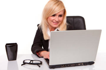 bs-Blonde-laptop-32556308-300