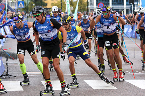 Herrenes fellesstart over 15 km på åpningsetappen i Kristiansund under Toppidrettsveka 2014. Foto: Geir Nilsen/Langrenn.com. Herrenes fellesstart over 15 km på åpningsetappen i Kristiansund under Toppidrettsveka 2014. Foto: Geir Nilsen/Langrenn.com.