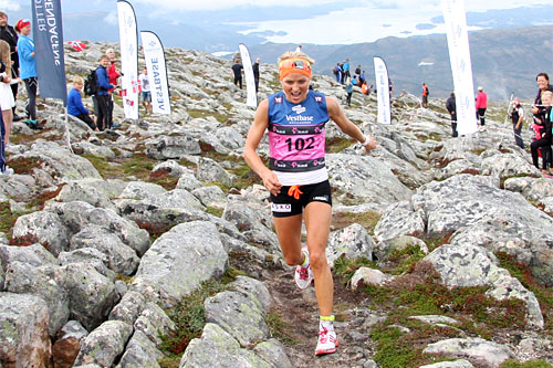 Therese Johaug var suveren i det 5,3 km lange motbakkeløpet Fonna Opp på dag 2 av Toppidrettsveka 2014. Foto: Geir Nilsen/Langrenn.com. Therese Johaug var suveren i det 5,3 km lange motbakkeløpet Fonna Opp på dag 2 av Toppidrettsveka 2014. Foto: Geir Nilsen/Langrenn.com.