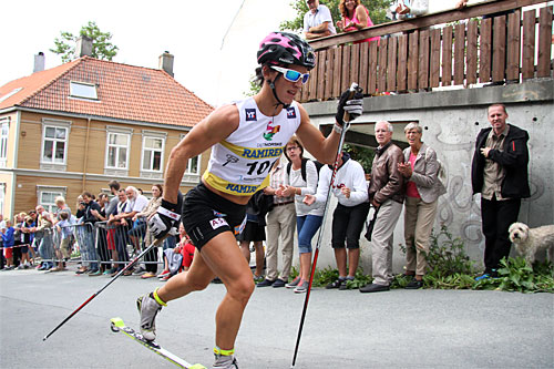 Marit Bjørgen var suveren også i jaktstarten av Toppidrettsveka 2014 i sentrum av Trondheim. Her er hun på toppen av den kraftige stigningen opp gjennom Bakklandet. Foto: Geir Nilsen/Langrenn.com. Marit Bjørgen var suveren også i jaktstarten av Toppidrettsveka 2014 i sentrum av Trondheim. Her er hun på toppen av den kraftige stigningen opp gjennom Bakklandet. Foto: Geir Nilsen/Langrenn.com.