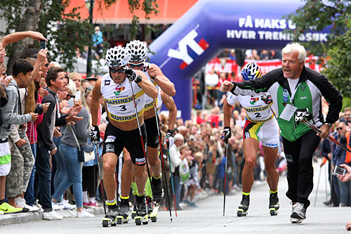 Eldar Rønning drar på Østensen, Pettersen og Northug i Toppidrettsveka 2014, mens de er på vei opp den lange og stupbratte bakken på Bakklandet i sentrum av Trondheim. Foto: Geir Nilsen/Langrenn.com. Eldar Rønning drar på Østensen, Pettersen og Northug i Toppidrettsveka 2014, mens de er på vei opp den lange og stupbratte bakken på Bakklandet i sentrum av Trondheim. Foto: Geir Nilsen/Langrenn.com.