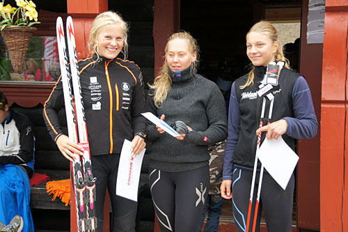 Sammenlagtvinnere i Tour de Synnfjell 2014 blant juniordamene. Fra venstre: Anne Marthe Brenden, Gjøvik SK (vinner), Mathe Lindmoen, Raufoss IL (3.plass) og Anna Grøntjernet, Svea Skilag (2. plass). Arrangørfoto. Sammenlagtvinnere i Tour de Synnfjell 2014 blant juniordamene. Fra venstre: Anne Marthe Brenden, Gjøvik SK (vinner), Mathe Lindmoen, Raufoss IL (3.plass) og Anna Grøntjernet, Svea Skilag (2. plass). Arrangørfoto.