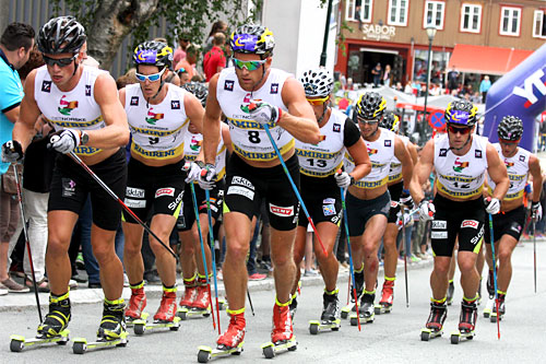 Deler av det store feltet i Toppidrettsveka 2014 på vei opp den bratte bakken ved Bakklandet under finalen i Trondheim. Foto: Geir Nilsen/Langrenn.com. Deler av det store feltet i Toppidrettsveka 2014 på vei opp den bratte bakken ved Bakklandet under finalen i Trondheim. Foto: Geir Nilsen/Langrenn.com.