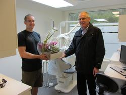 Ordføreren var innom med blomster, gratulasjoner og lykkeønskninger ved åpningen. (foto: Rolv Lende) Ordføreren var innom med blomster, gratulasjoner og lykkeønskninger ved åpningen.