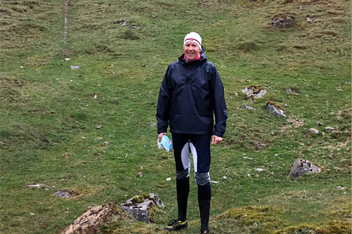 Langrenn.coms redaktør, Geir Nilsen, dresset i henhold til uværskravet fra JK Trophy i Wales 2014. Foto: Helge Kopland / PWT Travel. Langrenn.coms redaktør, Geir Nilsen, dresset i henhold til uværskravet fra JK Trophy i Wales 2014. Foto: Helge Kopland / PWT Travel.