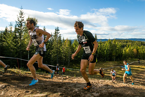 Sindre Buraas, lengst fra kamera, og Martin Johansson kniver om seieren i motbakkeløpet Oslos Bratteste 2014. Buraas vant med 9 sekunder. Foto: Aapo Laiho / Oslos Bratteste. Sindre Buraas, lengst fra kamera, og Martin Johansson kniver om seieren i motbakkeløpet Oslos Bratteste 2014. Buraas vant med 9 sekunder. Foto: Aapo Laiho / Oslos Bratteste.