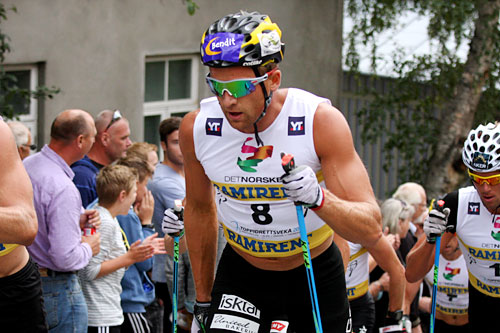 Niklas Dyrhaug ute i jaktstarten under Toppidrettsveka 2014 i sentrum av Trondheim. Her er han i den kraftige stigningen opp gjennom Bakklandet. Foto: Geir Nilsen/Langrenn.com. Niklas Dyrhaug ute i jaktstarten under Toppidrettsveka 2014 i sentrum av Trondheim. Her er han i den kraftige stigningen opp gjennom Bakklandet. Foto: Geir Nilsen/Langrenn.com.