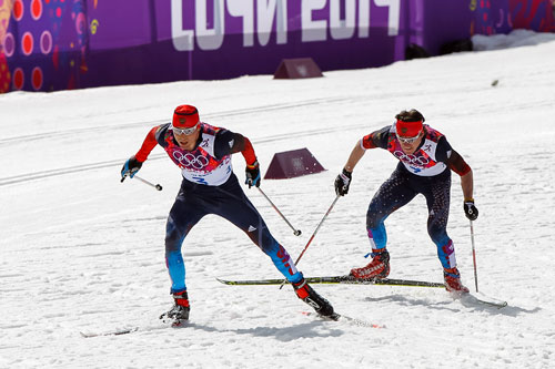 Alexander Legkov med Maxim Vylegzhanin i rygg underveis på femmila under OL i Sotsji 2014. De tok henholdsvis gull og sølv. Foto: NordicFocus. Alexander Legkov med Maxim Vylegzhanin i rygg underveis på femmila under OL i Sotsji 2014. De tok henholdsvis gull og sølv. Foto: NordicFocus.