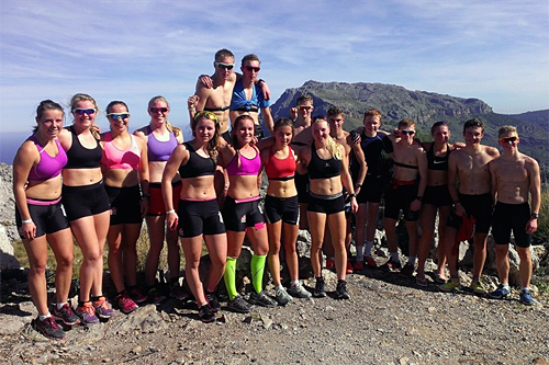 Samlet gruppe klare for nedjogging etter 5x6 min intervalltrening opp den tøffe stigningen fra Sa Calobra opp til Col dels Reis på Mallorca. Foto: NTG Geilo. Samlet gruppe klare for nedjogging etter 5x6 min intervalltrening opp den tøffe stigningen fra Sa Calobra opp til Col dels Reis på Mallorca. Foto: NTG Geilo.