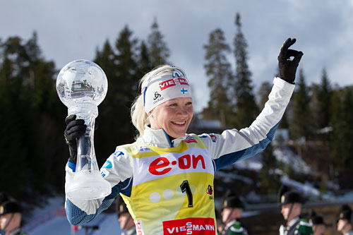 Kaisa Mäkäräinen med trofeet som viser at hun vant verdenscupen i skiskyting sammenlagt i 2013/2014-sesongen. Foto: Manzoni/NordicFocus. Kaisa Mäkäräinen med trofeet som viser at hun vant verdenscupen i skiskyting sammenlagt i 2013/2014-sesongen. Foto: Manzoni/NordicFocus.