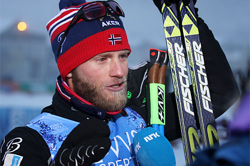 Martin Johnsrud Sundby etter sin seier på 15 km fri under sesongåpningen på Beitostølen 2014. Foto: Geir Nilsen/Langrenn.com. Martin Johnsrud Sundby etter sin seier på 15 km fri under sesongåpningen på Beitostølen 2014. Foto: Geir Nilsen/Langrenn.com.