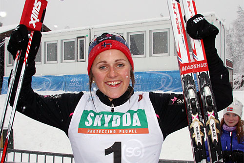 Barbro Kvåle jubler etter å ha vunnet sprinten i Beitosprinten 2014 i tett snøvær. Foto: Geir Nilsen/Langrenn.com. Barbro Kvåle jubler etter å ha vunnet sprinten i Beitosprinten 2014 i tett snøvær. Foto: Geir Nilsen/Langrenn.com.