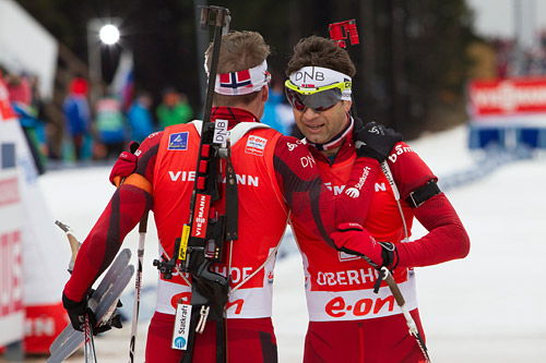Emil Hegle Svendsen og Ole Einar Bjørndalen i forbindelse med verdenscup i Oberhof. Foto: Manzoni/NordicFocus. Emil Hegle Svendsen og Ole Einar Bjørndalen i forbindelse med verdenscup i Oberhof. Foto: Manzoni/NordicFocus.