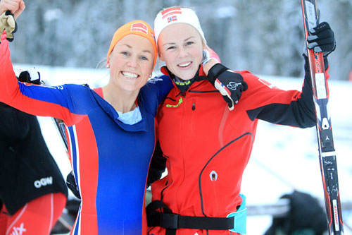 Maria Strøm Nakstad (til venstre) fra Byaasen Skiklub og Anne Kjersti Kalvå, Lundamo, etter å ha gått inn til 1. og 6. plass på 10 km fristil i Skandinavisk Cup på Lillehammer like før jul 2014. Foto: Erik Borg. Maria Strøm Nakstad (til venstre) fra Byaasen Skiklub og Anne Kjersti Kalvå, Lundamo, etter å ha gått inn til 1. og 6. plass på 10 km fristil i Skandinavisk Cup på Lillehammer like før jul 2014. Foto: Erik Borg.
