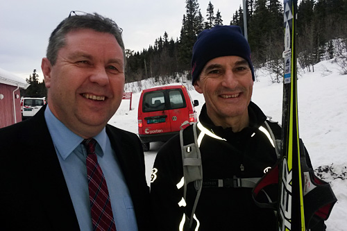 Arne Kjelsnes (t.v.) fra Gålå AS sammen med leder av Arbeiderpartiet, Jonas Gahr Støre. Foto: Gålå AS. Arne Kjelsnes (t.v.) fra Gålå AS sammen med leder av Arbeiderpartiet, Jonas Gahr Støre. Foto: Gålå AS.