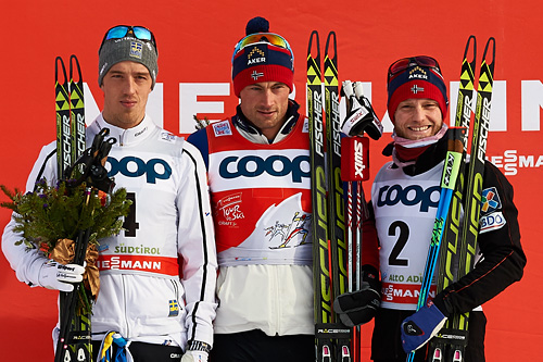 Calle Halfvarsson (f.v.), Petter Northug og Martin Johnsrud Sundby var henholdsvis 2, 1 og 3 på femte etappe i Tour de Ski 2015, jaktstarten i Toblach. Foto: Felgenhauer/NordicFocus. Calle Halfvarsson (f.v.), Petter Northug og Martin Johnsrud Sundby var henholdsvis 2, 1 og 3 på femte etappe i Tour de Ski 2015, jaktstarten i Toblach. Foto: Felgenhauer/NordicFocus.
