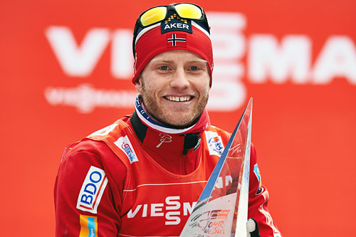 Martin Johnsrud Sundby med trofeet som beviser at han vant Tour de Ski 2015. Foto: Felgenhauer/NordicFocus. Martin Johnsrud Sundby med trofeet som beviser at han vant Tour de Ski 2015. Foto: Felgenhauer/NordicFocus.