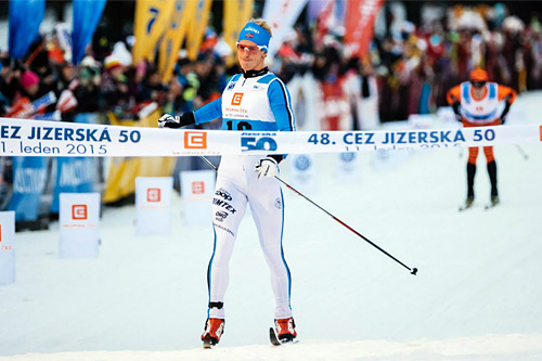 Morten Eide Pedersen krysser målstreken først av alle i Jizerska Padesatka 2015. Foto: Magnus Östh/Swix Ski Classics. Morten Eide Pedersen krysser målstreken først av alle i Jizerska Padesatka 2015. Foto: Magnus Östh/Swix Ski Classics.