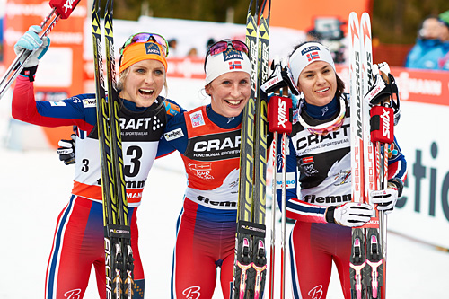 Fra venstre: Therese Johaug (2), Marit Bjørgen (1) og Heidi Weng (3) kapret de tre første plassene i Tour de Ski 2015. Foto: Felgenhauer/NordicFocus. Fra venstre: Therese Johaug (2), Marit Bjørgen (1) og Heidi Weng (3) kapret de tre første plassene i Tour de Ski 2015. Foto: Felgenhauer/NordicFocus.