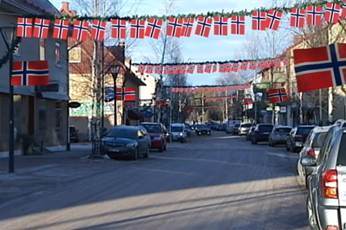 Et såkalt skjermskudd fra SVT.se som viser hvordan bygatene i Rättvik kan bli pyntet under Ski VM Falun 2015. Et såkalt skjermskudd fra SVT.se som viser hvordan bygatene i Rättvik kan bli pyntet under Ski VM Falun 2015.