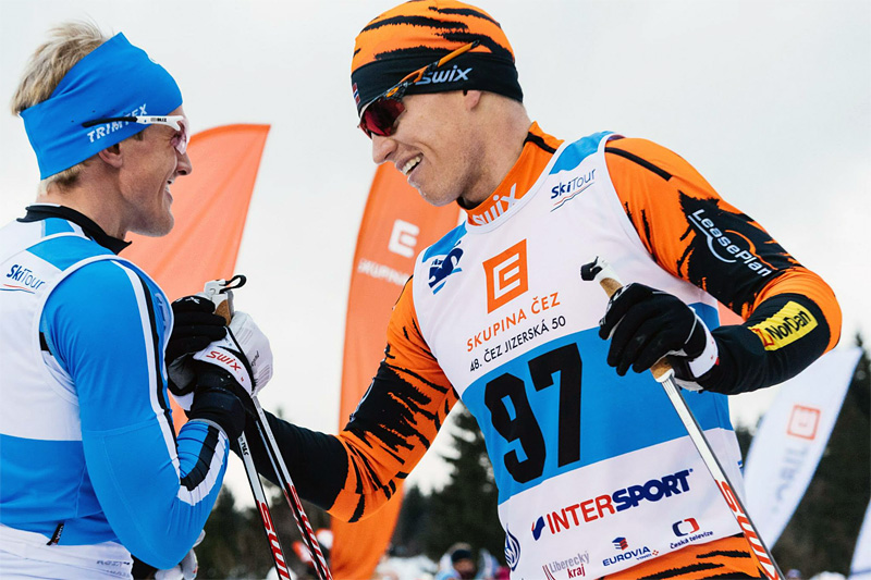 Petter Eliassen (t.h.) fra Team LeasePlan Go ble nummer 2 i fjorårets Jizerska. Her gratulerer han vinner Morten Eide Pedersen. Foto: Magnus Östh/Ski Classics. Petter Eliassen (t.h.) fra Team LeasePlan Go ble nummer 2 i fjorårets Jizerska. Her gratulerer han vinner Morten Eide Pedersen. Foto: Magnus Östh/Ski Classics.