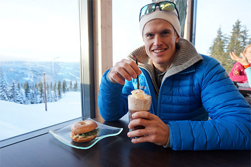 Morten Eide Pedersen koser seg med godbiter fra Skavlen Resturant på Mosetertoppen. Foto: Espen Harald Bjerke. Morten Eide Pedersen koser seg med godbiter fra Skavlen Resturant på Mosetertoppen. Foto: Espen Harald Bjerke.