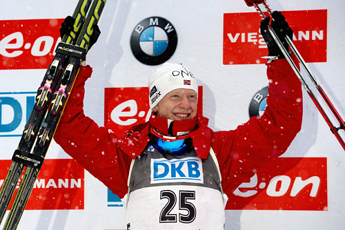 Johannes Thingnes Bø jubler for seier på verdenscupsprinten i Ruhpolding 2015. Foto: Tumasov/NordicFocus. Johannes Thingnes Bø jubler for seier på verdenscupsprinten i Ruhpolding 2015. Foto: Tumasov/NordicFocus.