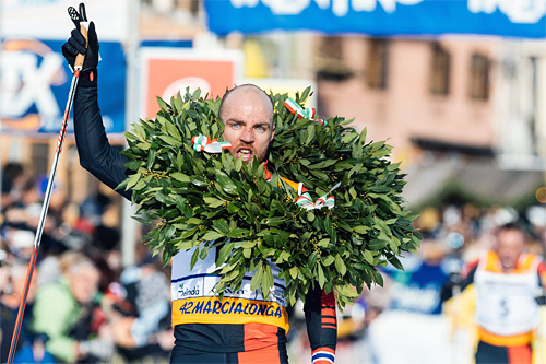 Tord Asle Gjerdalen ble kronet med kransen som vinner av Marcialonga 2015 etter en rå avslutning. Foto: Magnus Östh/Swix Ski Classics. Tord Asle Gjerdalen ble kronet med kransen som vinner av Marcialonga 2015 etter en rå avslutning. Foto: Magnus Östh/Swix Ski Classics.